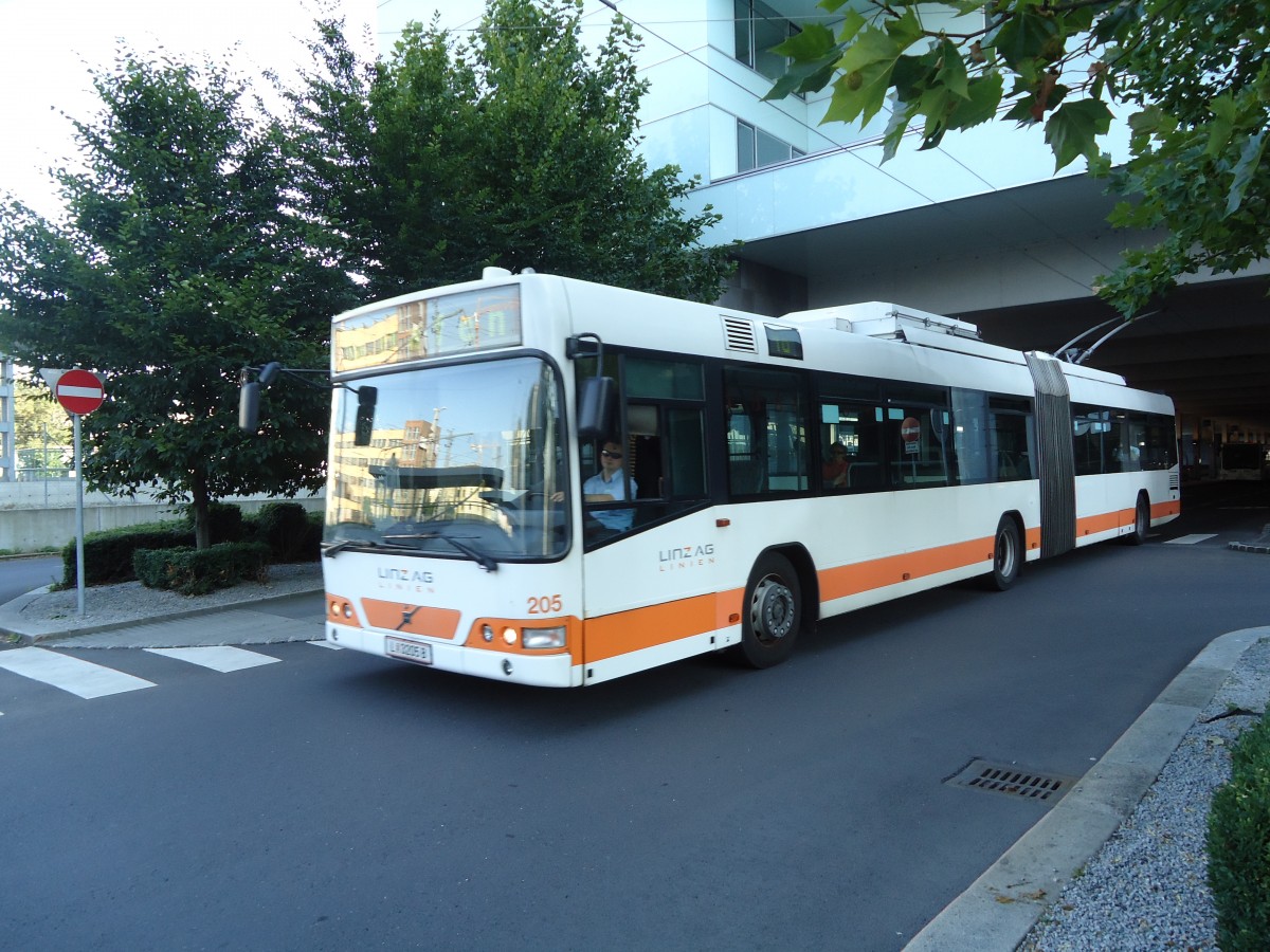 (128'565) - Linz Linien - Nr. 205/L 3205 B - Volvo Gelenktrolleybus am 10. August 2010 beim Bahnhof Linz