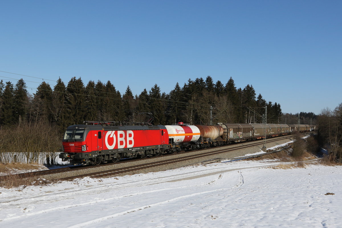 1293 019 mit einem  Mischer  aus Salzburg kommend am 13. Februar 2021 bei Grabenst�tt im Chiemgau.