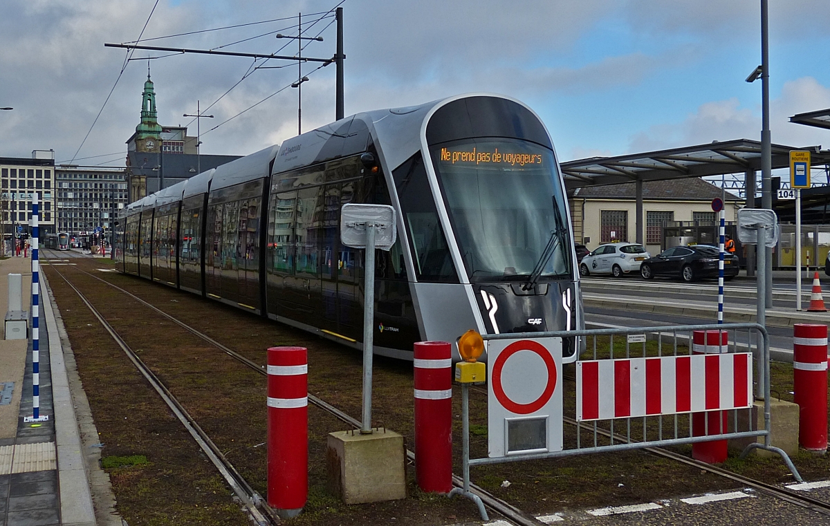 13.12.2020.  Erster Tag der Personenbeförderung der Straßenbahn in der Stadt Luxemburg. Dieses Straßenbahnfahrzeug hat das Gleis gewechselt, der Fahrer wechselt den Führerstand und dann geht es zurück auf die Strecke in Richtung Endhaltestelle Expo welcher in ca. 24 Minuten erreicht werden soll.
Vorerst ist hier Endstation, in 2 Jahren soll ab hier der nächste Streckenabschnitt bis zum Lycée de Bonnevoie fertiggestellt sein. 
