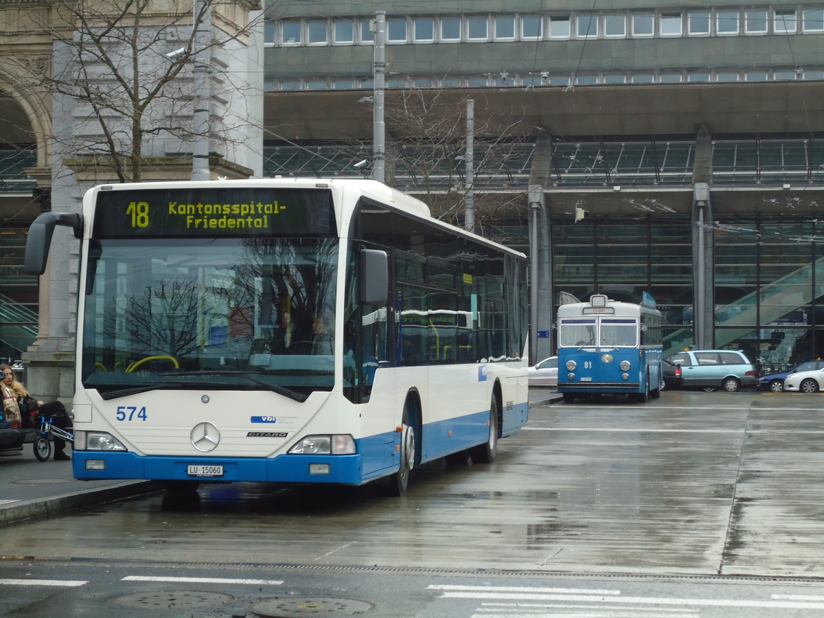 (131'446) - VBL Luzern - Nr. 574/LU 15'060 - Mercedes am 8. Dezember 2010 beim Bahnhof Luzern