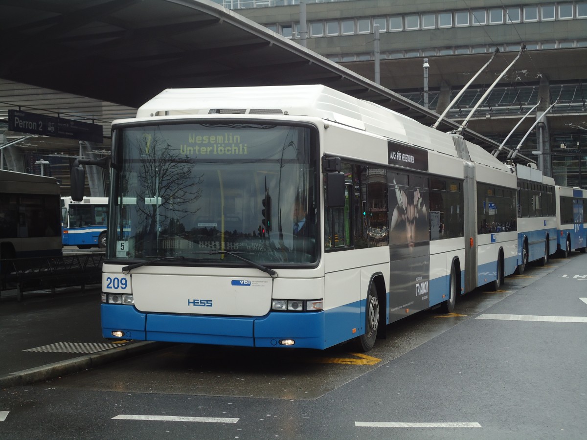 (131'449) - VBL Luzern - Nr. 209 - Hess/Hess Gelenktrolleybus am 8. Dezember 2010 beim Bahnhof Luzern