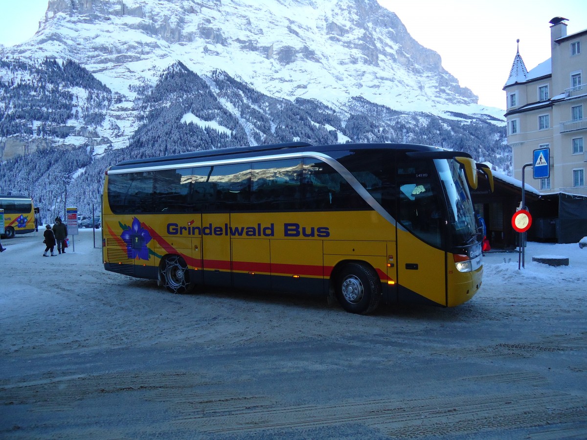 (131'911) - AVG Grindelwald - Nr. 25/BE 73'249 - Setra (ex Dr. Richard, A-Wien) am 31. Dezember 2010 beim Bahnhof Grindelwald