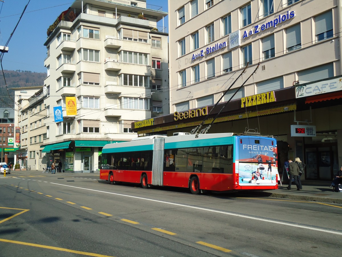 (132'787) - VB Biel - Nr. 52 - Hess/Hess Gelenktrolleybus am 9. Mrz 2011 beim Bahnhof Biel