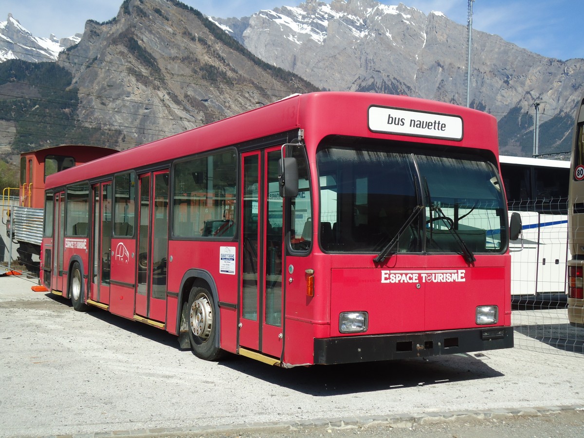 (133'181) - Espace Tourisme, Riddes - Volvo/R&J (ex Bernmobil, Bern Nr. 113) am 3. April 2011 beim Bahnhof Riddes