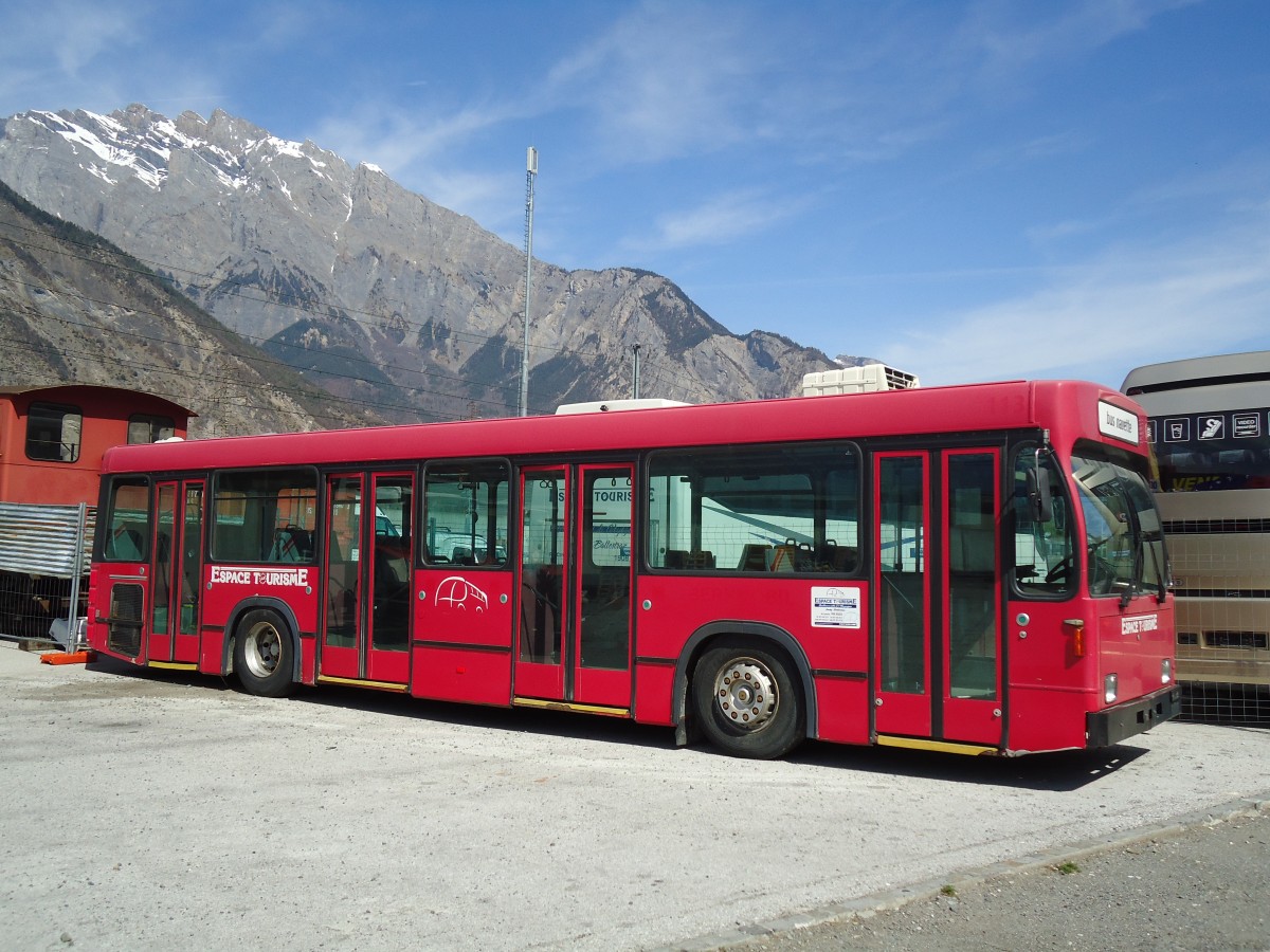 (133'182) - Espace Tourisme, Riddes - Volvo/R&J (ex Bernmobil, Bern Nr. 113) am 3. April 2011 beim Bahnhof Riddes