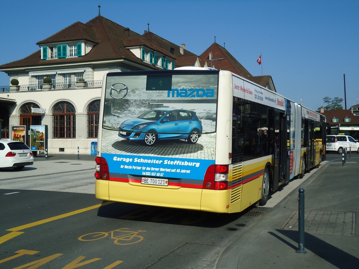 (133'495) - STI Thun - Nr. 121/BE 700'121 - MAN am 30. April 2011 beim Bahnhof Thun