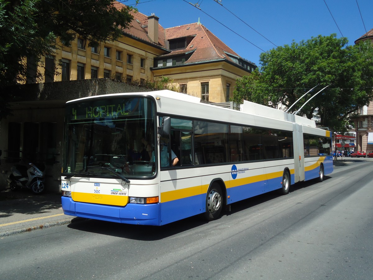 (135'023) - TC La Chaux-de-Fonds - Nr. 124 - NAW/Hess Gelenktrolleybus am 11. Juli 2011 beim Bahnhof La Chaux-de-Fonds