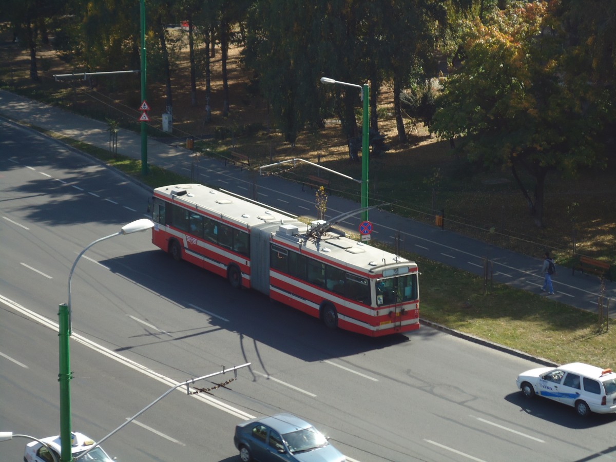 (136'372) - RAT Brasov - Nr. 72/BV 00'097 - Volvo/R&J Gelenktrolleybus (ex VB Biel/CH Nr. 72) am 4. Oktober 2011 beim Bahnhof Brasov