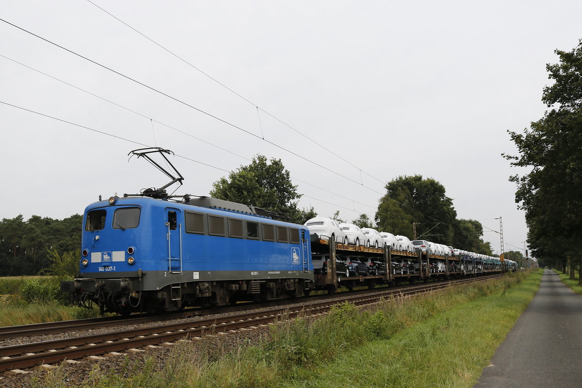 140 037-1 von PRES mit einem Autozug am 17. August 2017 bei D�rverden.