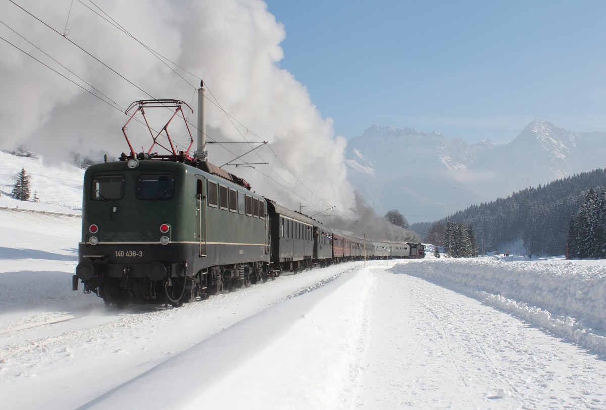140 438-3 mit dem Sonderzug am 7. Februar 2015 kurz vor Klais.