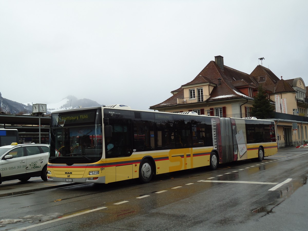 (142'537) - STI Thun - Nr. 121/BE 700'121 - MAN am 16. Dezember 2012 beim Bahnhof Spiez