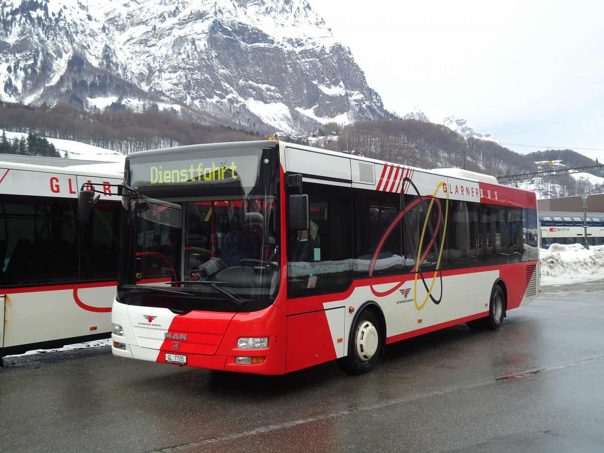 (142'575) - AS Engi - Nr. 5/GL 7705 - MAN/Gppel am 23. Dezember 2012 beim Bahnhof Schwanden