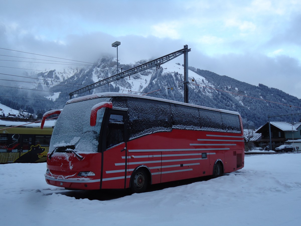 (142'893) - Ueltschi, Zweisimmen (AFA) - MAN/Atomic am 2. Januar 2013 beim Bahnhof Lenk