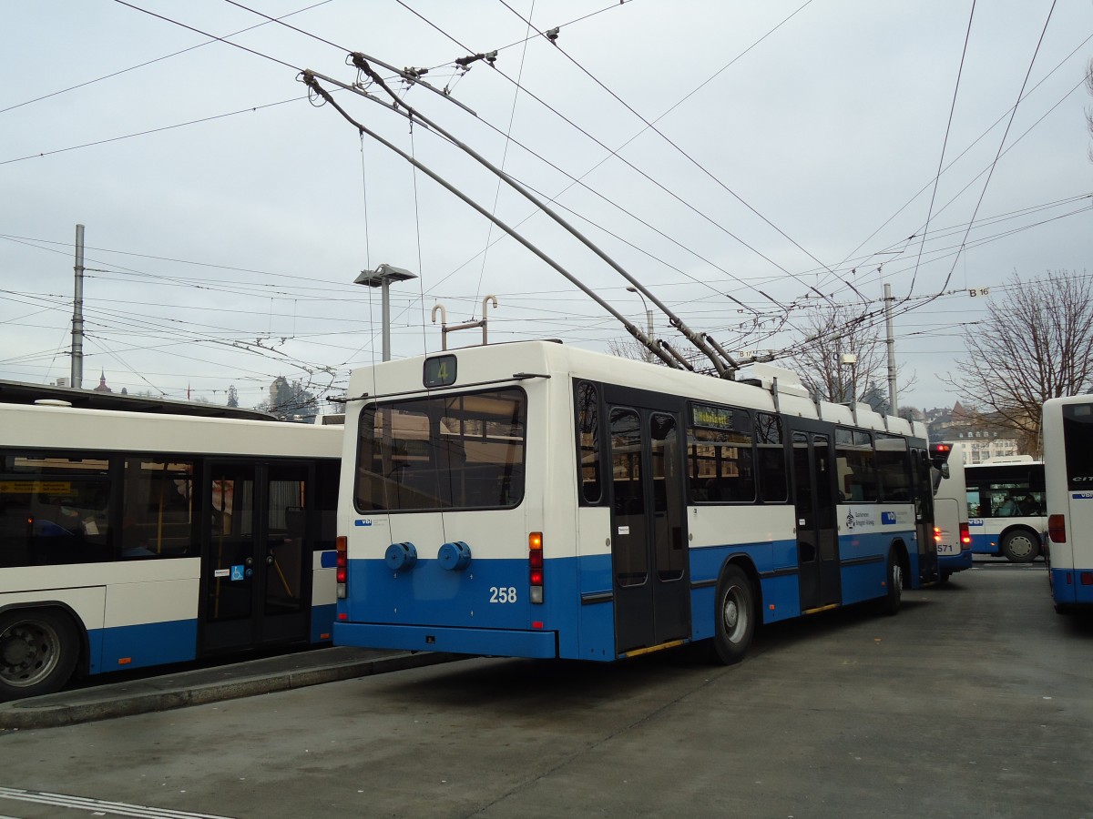 (142'961) - VBL Luzern - Nr. 258 - NAW/R&J-Hess Trolleybus am 5. Januar 2013 beim Bahnhof Luzern
