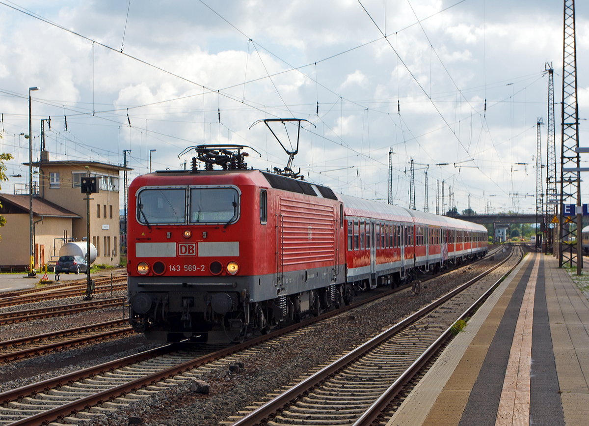 
143 559-2 (ex DR 243 559-2) mit n-Wagen (ex Sieberlinge), als RB 55  Frankfurt-Hanauer Eisenbahn  (Hanau - Frankfurt/Main Süd) fährt am 27.08.2014 in den Hbf Hanau ein.

Wie alle 143er wurde auch diese 1990 bei LEW (Lokomotivbau Elektrotechnische Werke Hans Beimler Hennigsdorf) unter der Fabriknummer 18566 und als 243 559-2 an die Deutsche Reichsbahn geliefert, 1992 erfolgte die Umzeichnung in DR 143 559-3 und 1994 in DB 143 559-3. Sie war aber bereits schon ab 1991 an die DB vermietet.