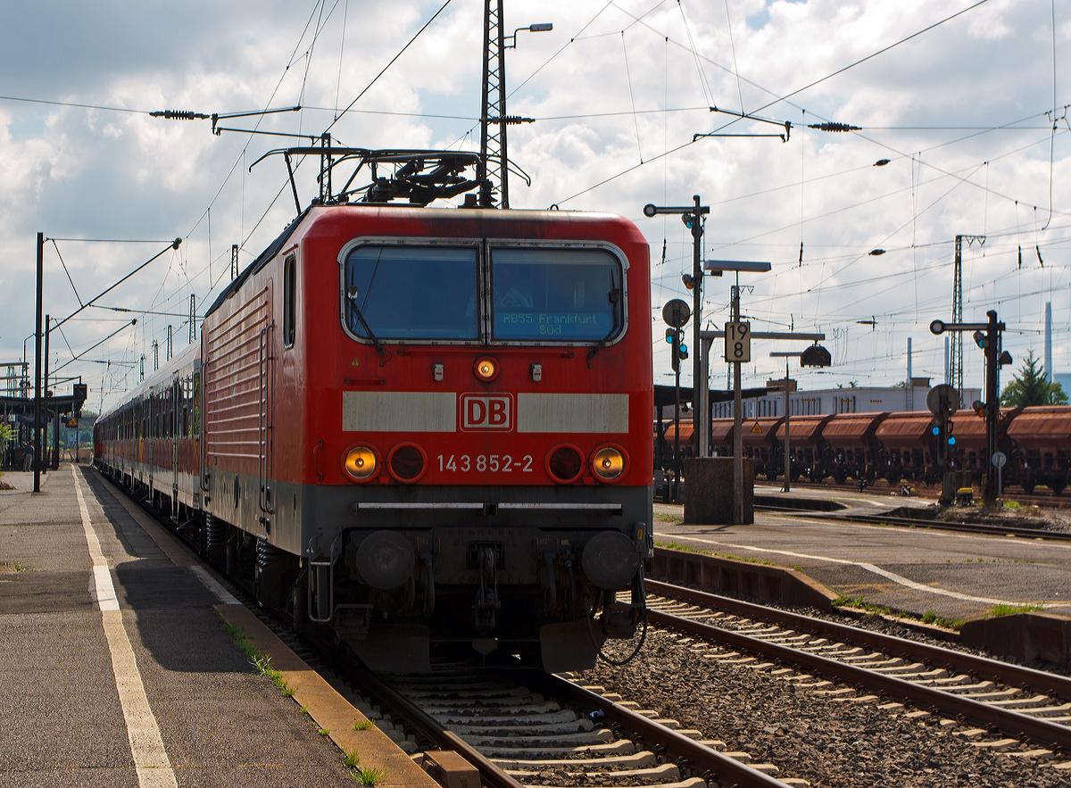 
143 852-2 (ex DR 243 852-1) mit n-Wagen (ex Sieberlinge), als RB 55  Frankfurt-Hanauer Eisenbahn  (Hanau - Frankfurt/Main Sd), am 27.08.2014 beim Halt im Hbf Hanau. 

Wie alle 143er wurde auch diese 1988 bei LEW (VEB Lokomotivbau Elektrotechnische Werke Hans Beimler Hennigsdorf) unter der Fabriknummer 20302 und als 243 852-1 an die Deutsche Reichsbahn geliefert, 1992 erfolgte die Umzeichnung in DR 143 852-2 und 1994 in DB 143 852-2. 
