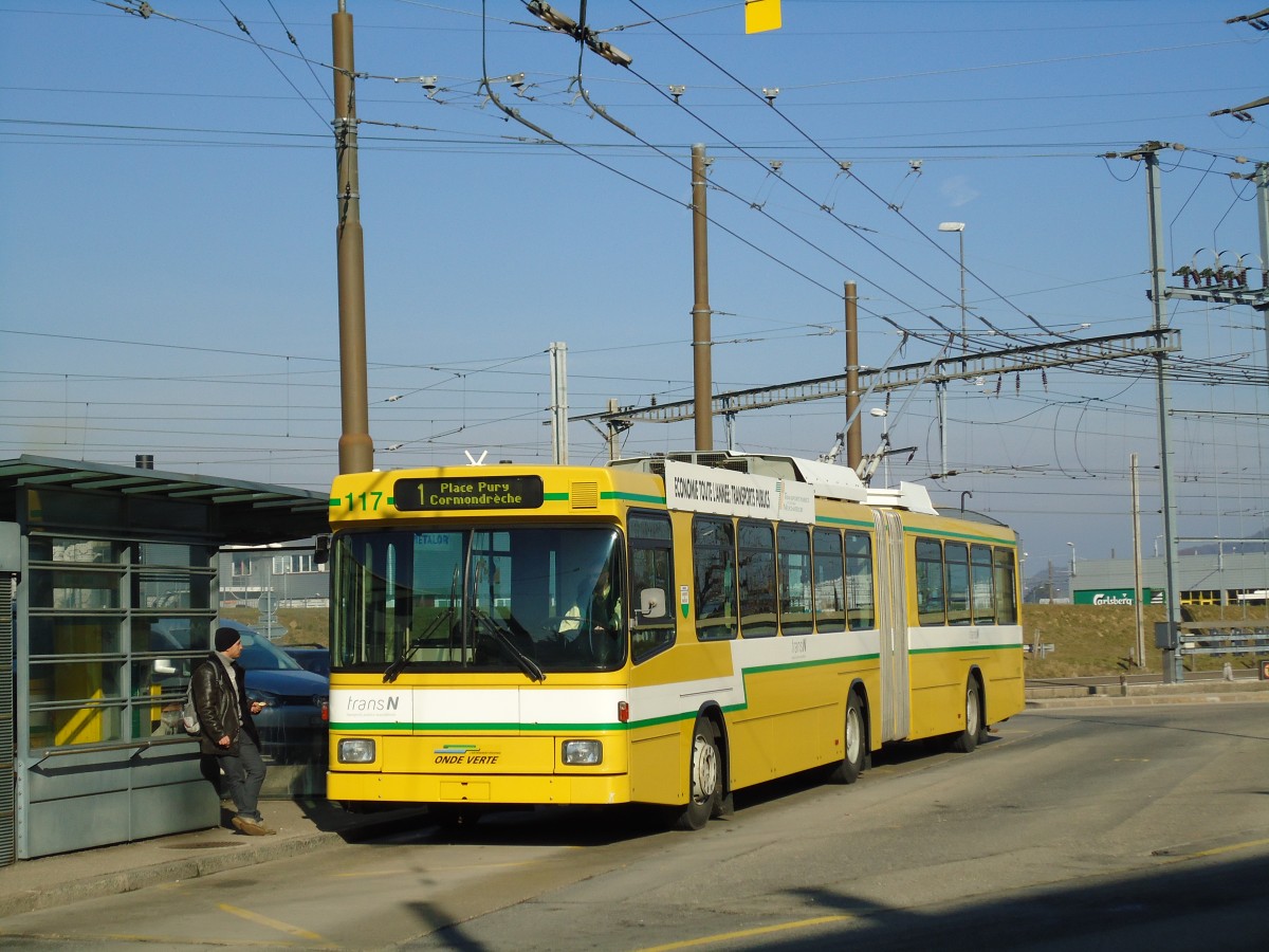 (143'301) - transN, La Chaux-de-Fonds - Nr. 117 - NAW/Hess Gelenktrolleybus (ex TN Neuchtel Nr. 117) am 19. Februar 2013 beim Bahnhof Marin