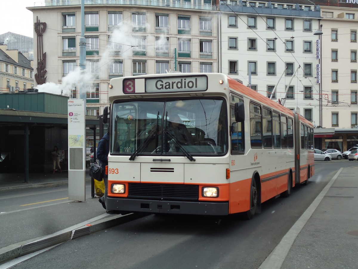 (143'339) - TPG Genve - Nr. 693 - NAW/Hess Gelenktrolleybus am 22. Februar 2013 beim Bahnhof Genve