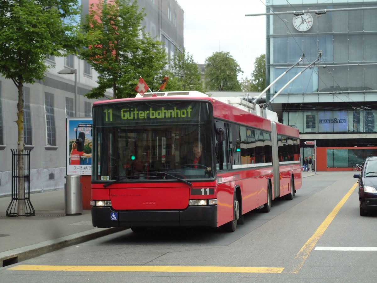 (144'039) - Bernmobil, Bern - Nr. 11 - NAW/Hess Gelenktrolleybus am 11. Mai 2013 beim Bahnhof Bern