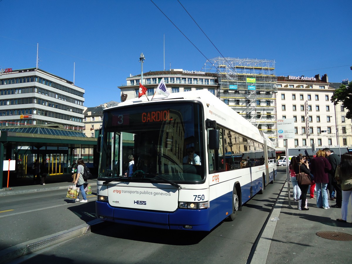 (144'749) - TPG Genve - Nr. 750 - Hess/Hess Gelenktrolleybus am 27. Mai 2013 beim Bahnhof Genve