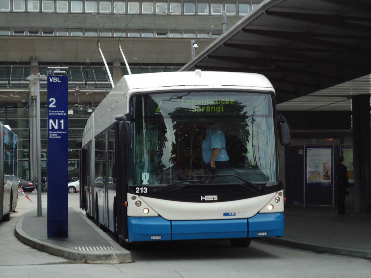 (144'969) - VBL Luzern - Nr. 213 - Hess/Hess Gelenktrolleybus am 10. Juni 2013 beim Bahnhof Luzern