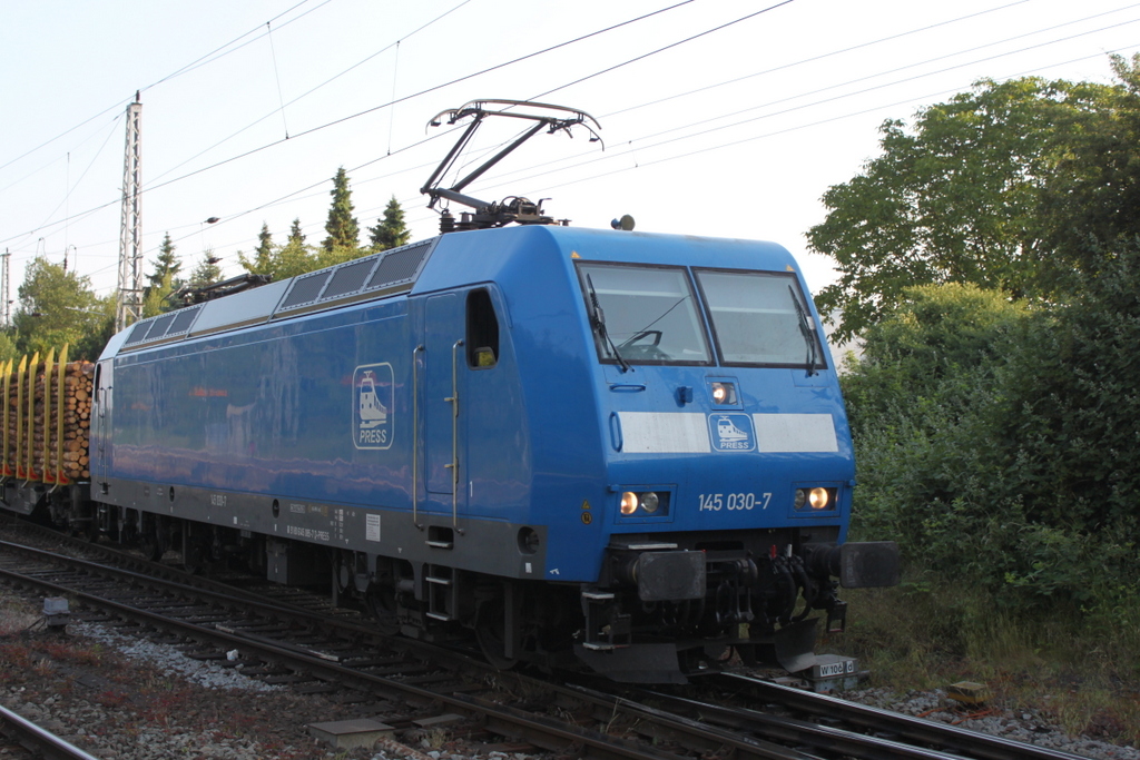 145 030-7 mit Holzzug von Rostock-Bramow nach Stendal-Niederg�rne bei der Ausfahrt um 07:04 Uhr in Rostock-Bramow.02.06.2018