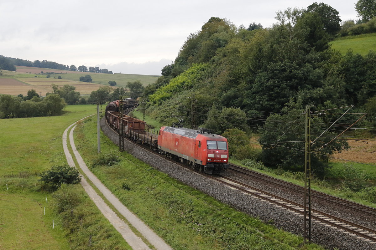 145 078-2 mit einem gemischten G�terzug am 10. August 2017 bei Hermannspiegel im Haunetal.