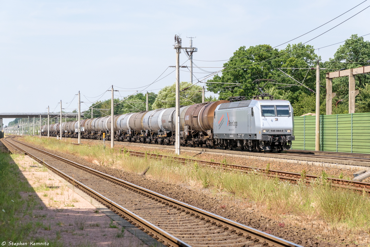 145 084-0 RheinCargo GmbH & Co. KG mit einem Kesselzug  Umweltgefährdender Stoff, flüssig  in Großwudicke und fuhr weiter in Richtung Rathenow. 22.07.2016