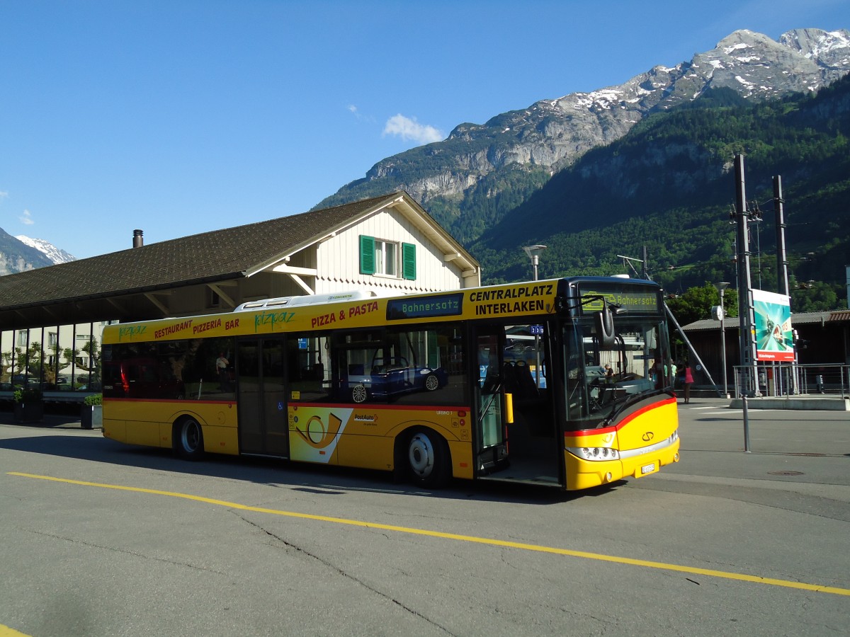 (145'166) - PostAuto Bern - BE 610'539 - Solaris am 16. Juni 2013 beim Bahnhof Meiringen