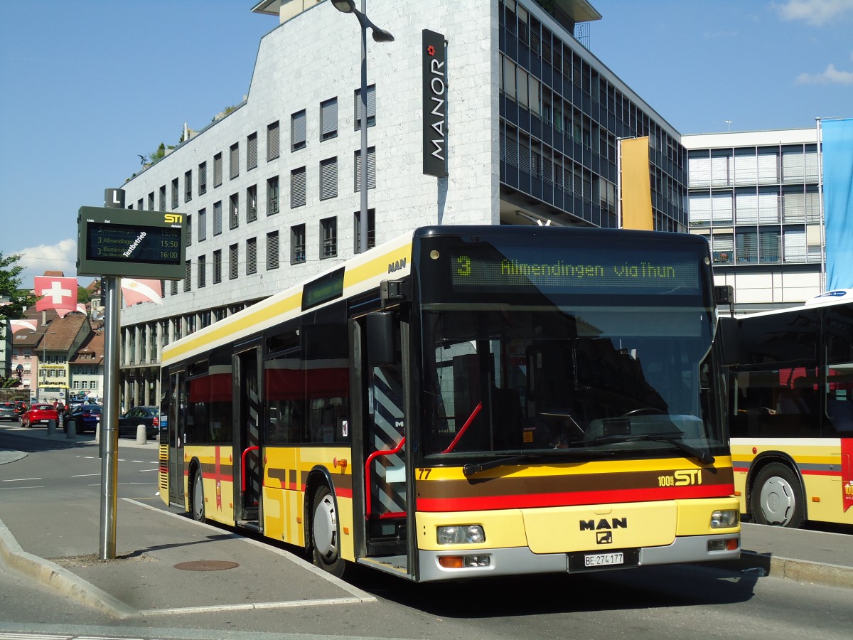 (146'267) - STI Thun - Nr. 77/BE 274'177 - MAN am 5. August 2013 beim Bahnhof Thun