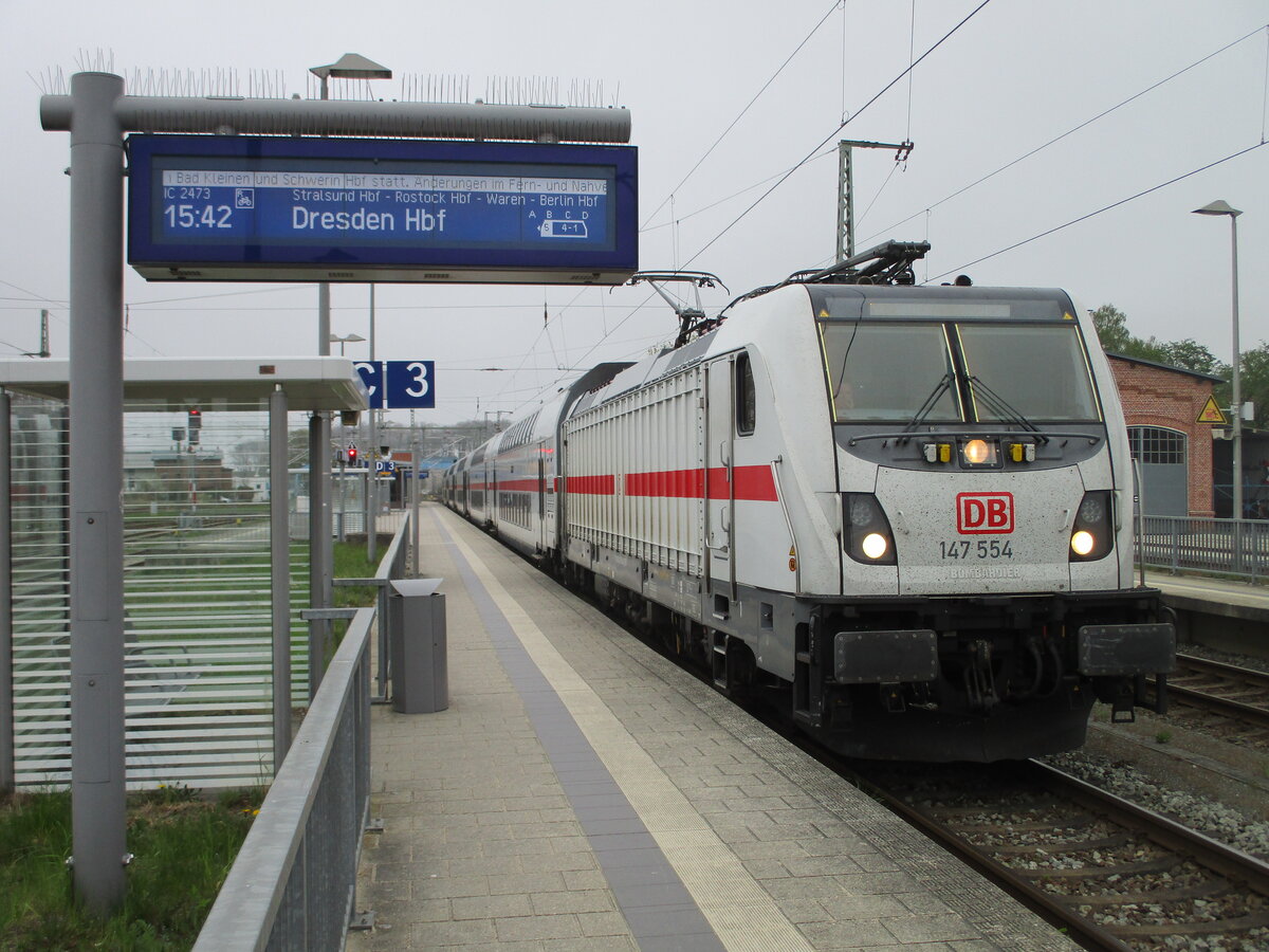 147 554 mit dem IC Binz-Dresden,am 18.April 2025,beim Halt in Bergen/Rügen.