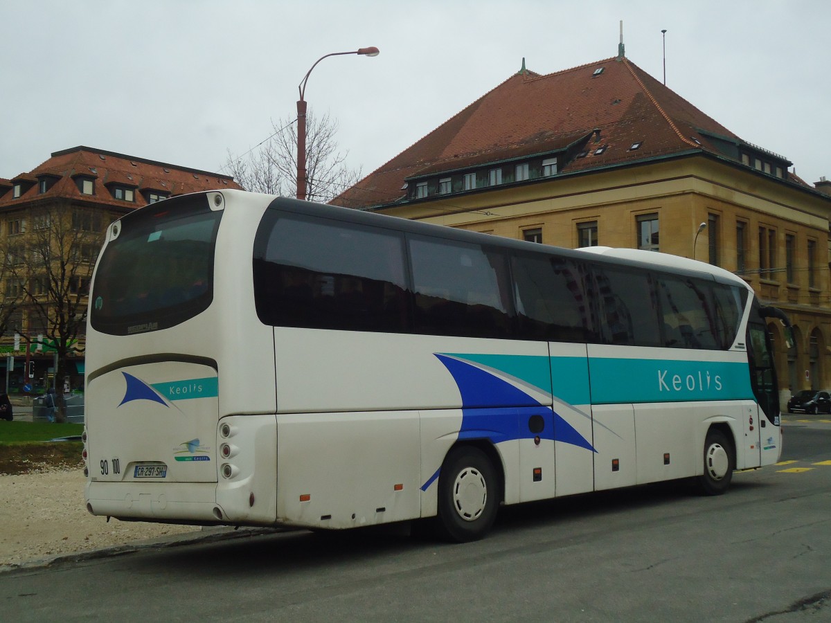 (147'916) - Aus Frankreich: Keolis, Paris - Nr. 2050/CR 297 SH - Neoplan am 8. November 2013 beim Bahnhof La Chaux-de-Fonds