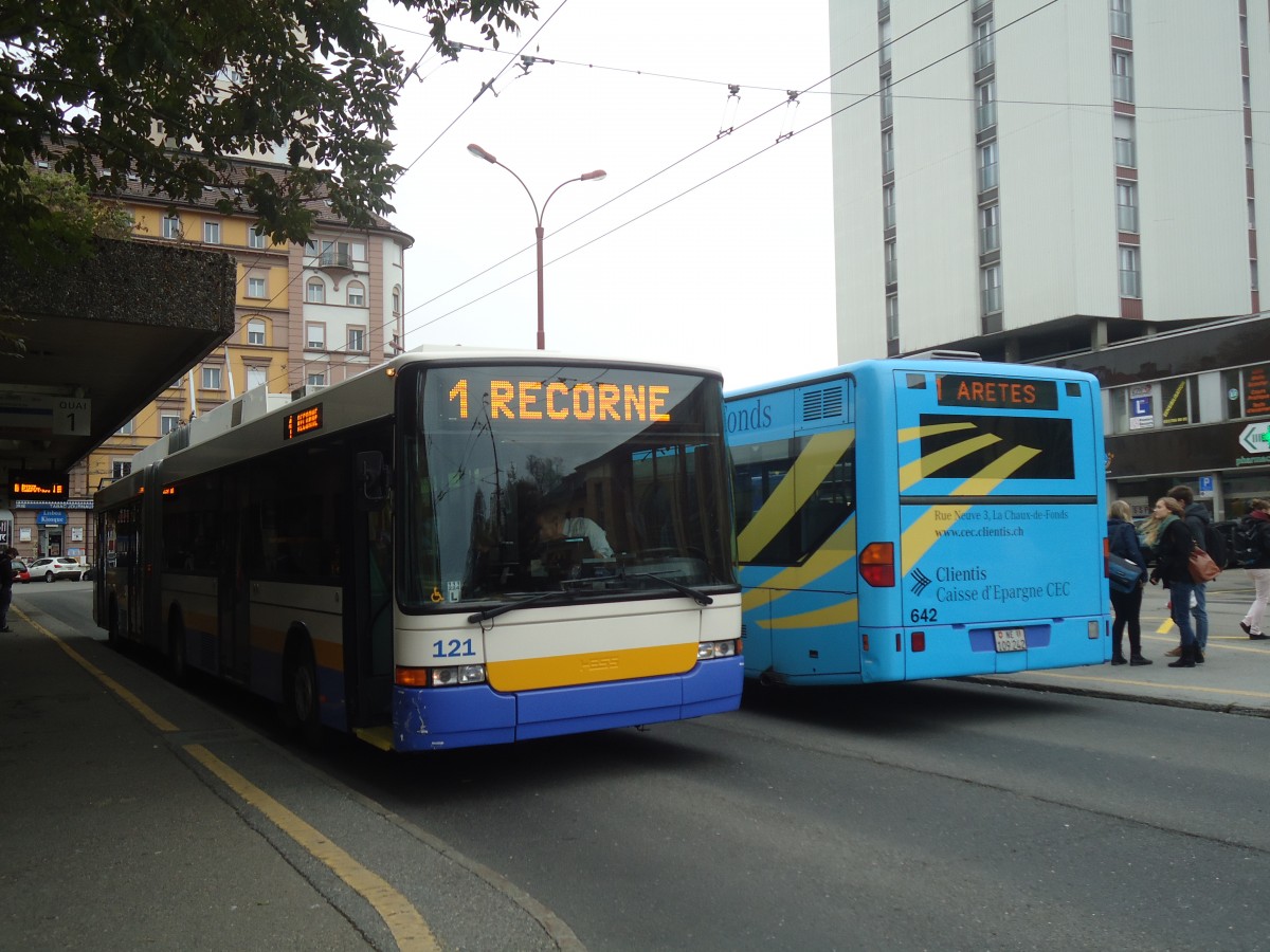 (147'948) - TC La Chaux-de-Fonds - Nr. 121 - NAW/Hess Gelenktrolleybus am 8. November 2013 beim Bahnhof La Chaux-de-Fonds