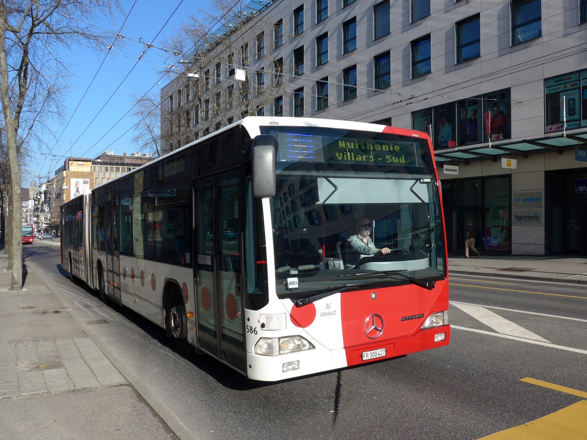 (149'285) - TPF Fribourg - Nr. 586/FR 300'427 - Mercedes am 9. Mrz 2014 beim Bahnhof Fribourg