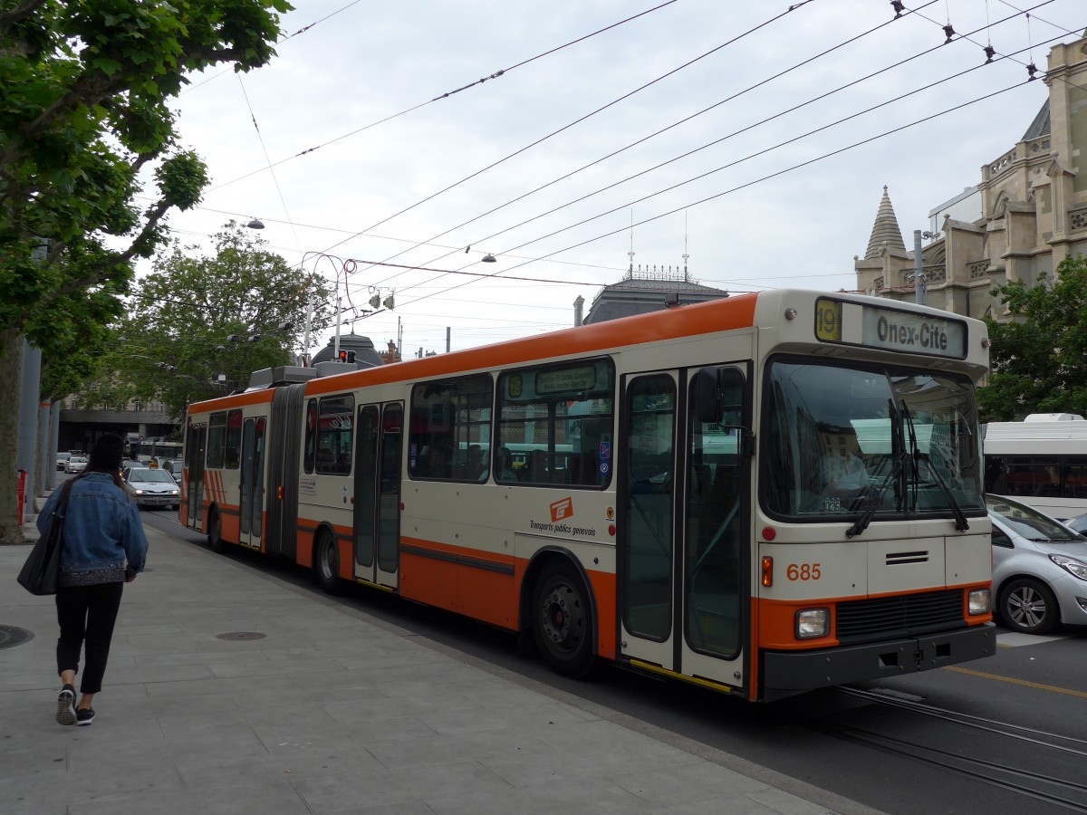 (150'845) - TPG Genve - Nr. 685 - NAW/Hess Gelenktrolleybus am 26. Mai 2014 in Genve, Place des Vingt-Deux-Cantons