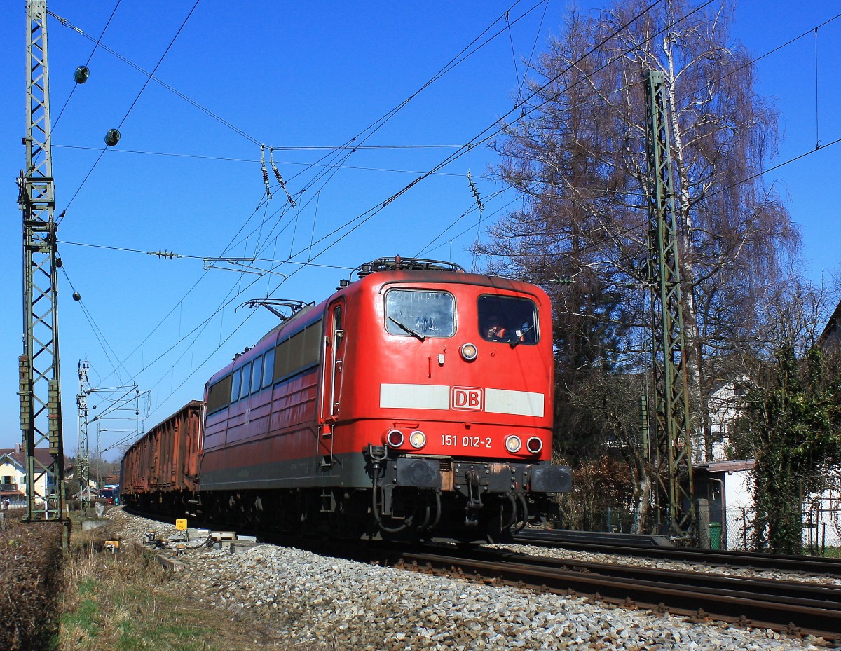 151 012-2 war am 12. M�rz 2014 mit einem G�terzug in Richtung Salzburg unterwegs. Aufgenommen kurz vor dem Bahnhof von Prien am Chiemsee.