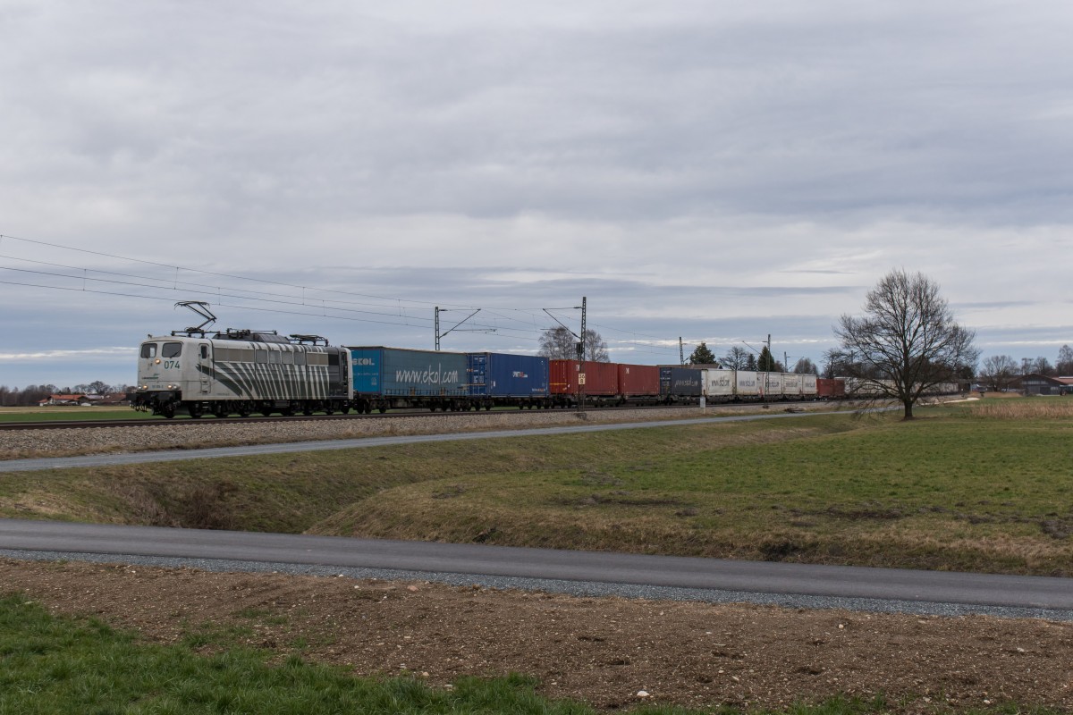 151 074-2 mit dem  Ekol-Zug  aus Salzburg kommend am 9. Februar 2016 bei �bersee am Chiemsee.