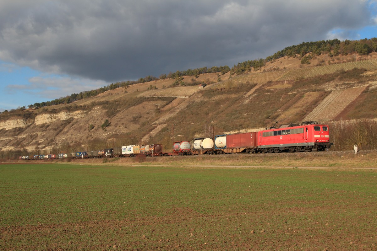 151 099-9 war mit einem Containerzug bei Th�ngersheim in Richtung unterwegs. Aufgenommen am 20. Februar 2014.