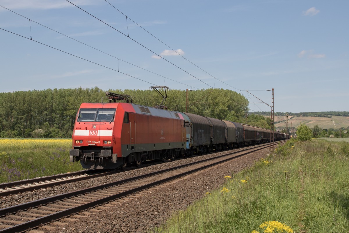 152 084-0 mit einem gemischten G�terzug am 14. Mai 2015 bei Retzbach.
