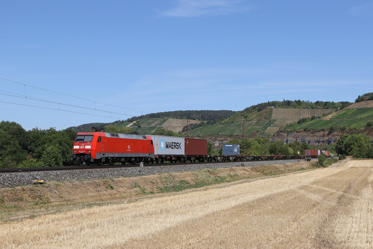152 123 war am 8. August 2022 mit einem Containerzug bei Himmelstadt in Richtung W�rzburg unterwegs.