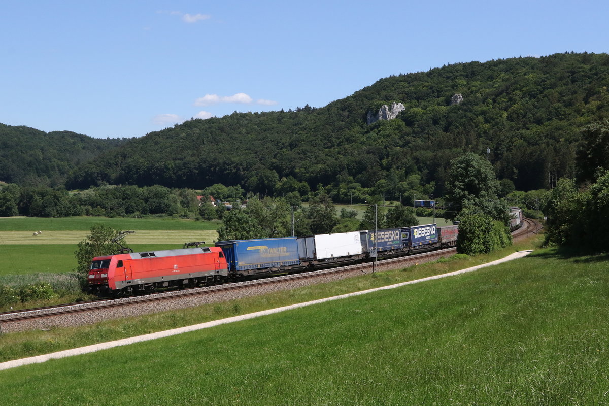 152 143 mit einem  KLV  aus Ingolstadt kommend am 24. Juni 2020 bei Dollnstein im Altm�hltal.