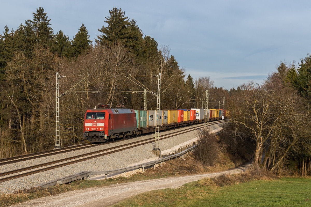 152 151-7 mit einem Containerzug aus Freilassing kommend am 30. November 2016 bei Grabenst�tt.