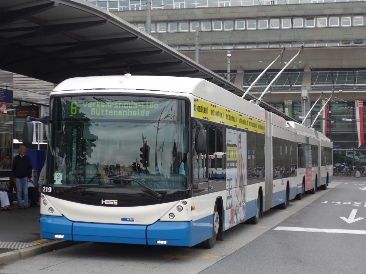 (154'011) - VBL Luzern - Nr. 219 - Hess/Hess Gelenktrolleybus am 19. August 2014 beim Bahnhof Luzern