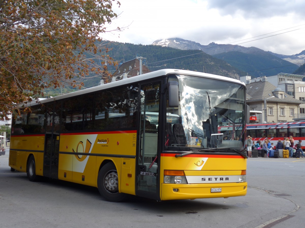 (155'328) - PostAuto Wallis - VS 241'979 - Setra am 21. September 2014 beim Bahnhof Brig