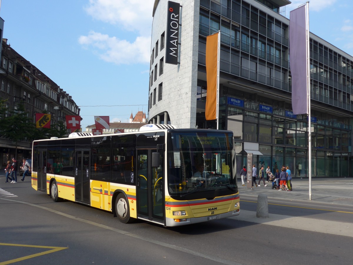 (155'451) - STI Thun - Nr. 124/BE 700'124 - MAN am 4. Oktober 2014 beim Bahnhof Thun