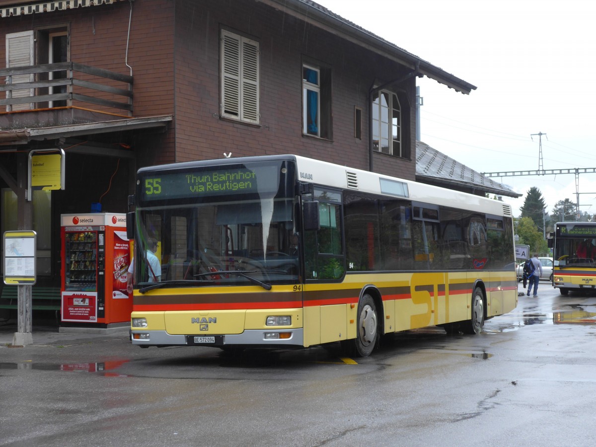 (155'735) - STI Thun - Nr. 94/BE 572'094 - MAN am 13. Oktober 2014 beim Bahnhof Wimmis