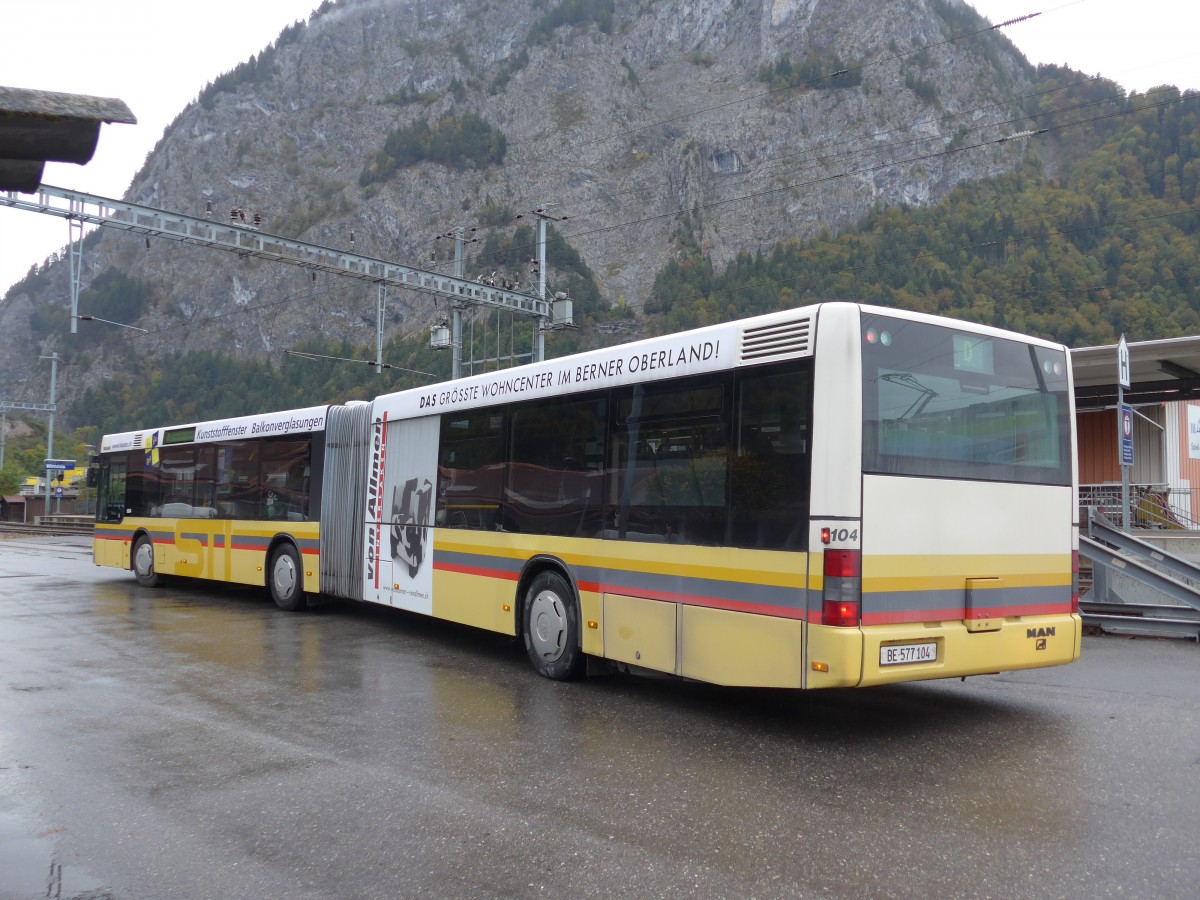 (155'738) - STI Thun - Nr. 104/BE 577'104 - MAN am 13. Oktober 2014 beim Bahnhof Wimmis