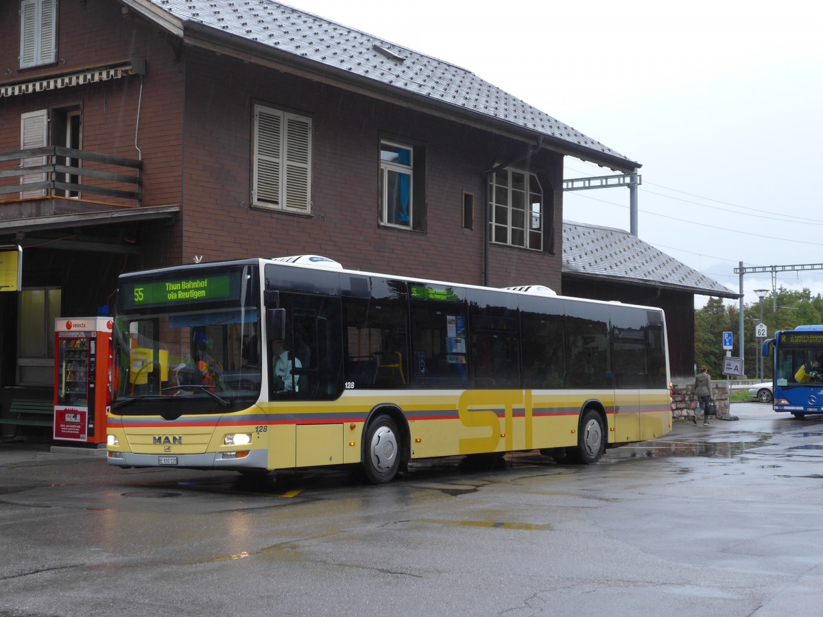 (155'754) - STI Thun - Nr. 128/BE 800'128 - MAN am 13. Oktober 2014 beim Bahnhof Wimmis