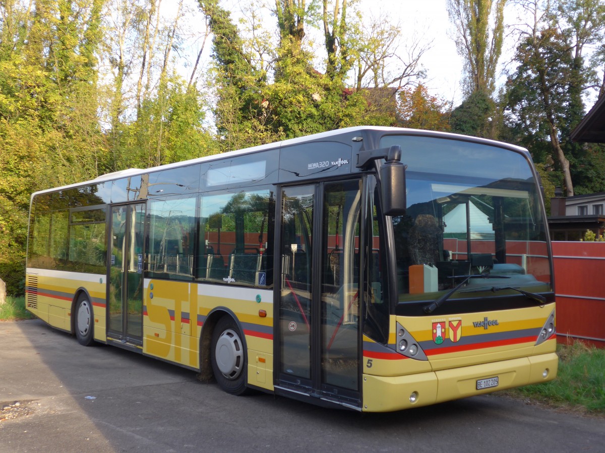 (155'890) - STI Thun - Nr. 5/BE 102'205 - Van Hool (ex Moser, Teuffenthal; ex Burri, Teuffenthal) am 19. Oktober 2014 beim Bahnhof Wimmis