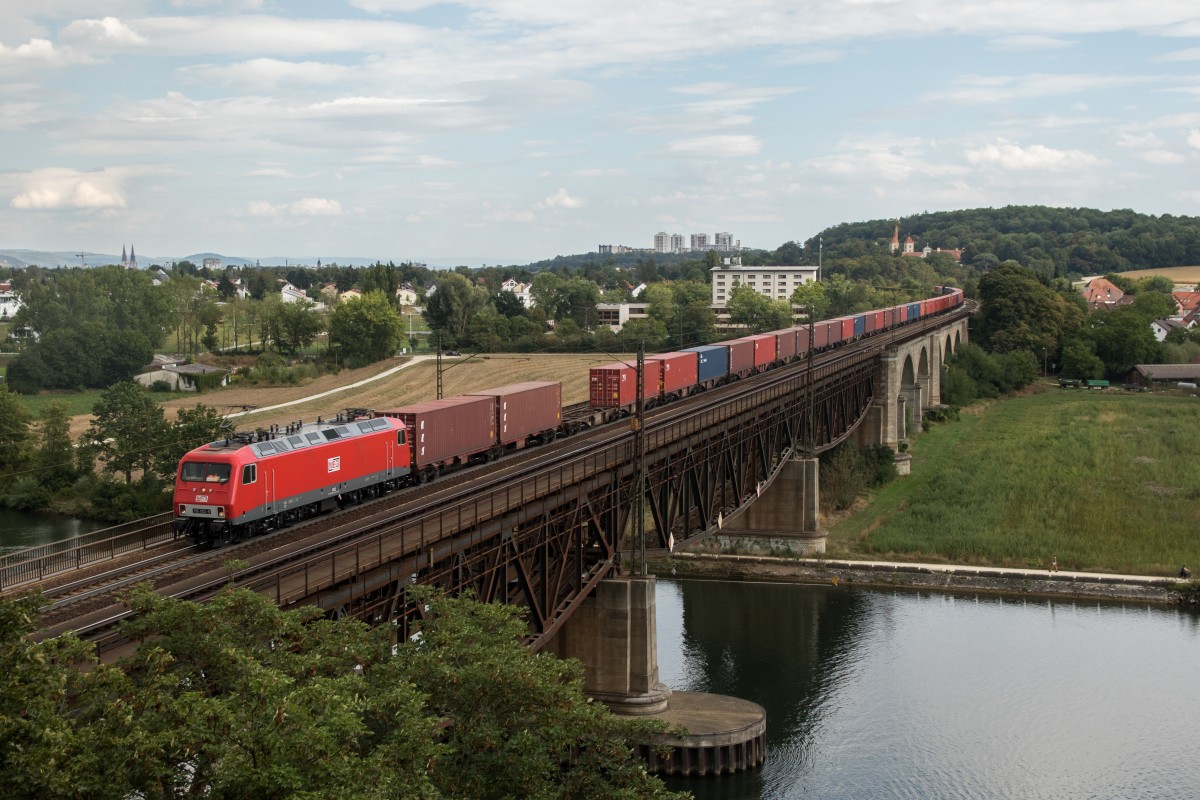 156 002 am 28. August 2015 auf der  Mariaorter-Br�cke  bei Regensburg.